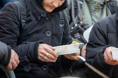 Cracow, Polonya - 15 Aralık 2019: Krakow 'daki ana meydandaki fakir ve evsizler için Noel arifesi. Kosciuszko grubu her yıl Krakow 'un açık havasının en güzel arifesini hazırlar. Polonya