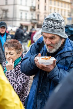 Cracow, Polonya - 15 Aralık 2019: Krakow 'daki ana meydandaki fakir ve evsizler için Noel arifesi. Kosciuszko grubu her yıl Krakow 'un açık havasının en güzel arifesini hazırlar. Polonya