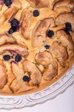 Taze pişmiş meyveli tatlı kek.