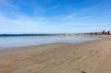 Fransa 'nın Brittany kentindeki ünlü Saint Malo tatil beldesinin ana plajı. 