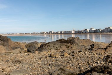 St. Malo, Fransa - 15 Eylül 2018: Fransa 'nın Brittany kentindeki ünlü tatil beldesi Saint Malo' nun ana plajı 