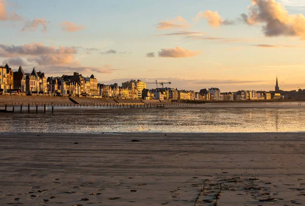 Malo Frankrike September 2018 Stranden Kvällssolen Och Byggnader Längs Strandpromenaden — Stockfoto