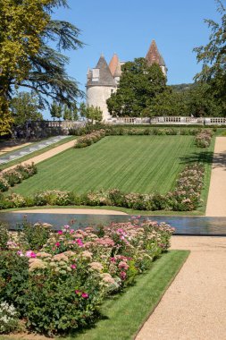 Milandes, Fransa-Eylül 4, 2018: Chateau des Milandes Bahçe, Dordogne bir kale, yirminci yüzyılın altmışlı için kırklı gelen Josephine Baker aitti. Aquitaine, Fransa