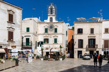Polignano a Mare, İtalya - 17 Eylül 2019: Vittorio Emanuele II Meydanı, Polignano a Mare. Apulia. İtalya
