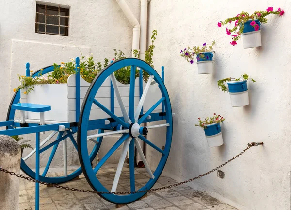 Drewniany Samochód Pomalowany Biało Niebieski Ozdobiony Kwiatami Polignano Mare Apulia — Zdjęcie stockowe