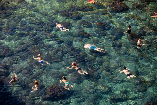 Polignano Mare Itálie Září 2019 Lidé Relaxují Plavou Krásné Pláži — Stock fotografie