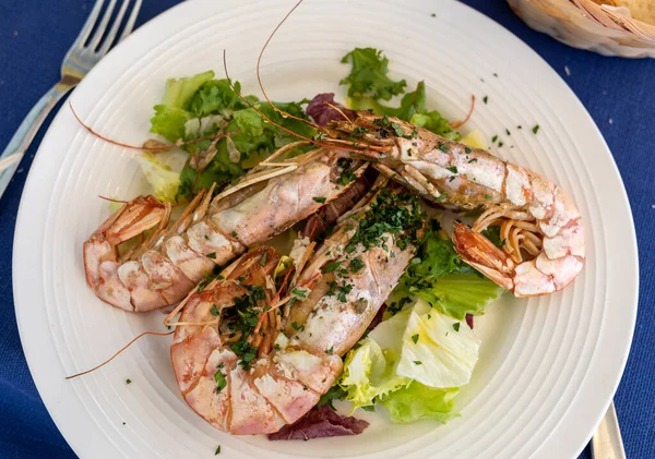 Stekta Stora Räkor Med Sallad Vit Tallrik — Stockfoto