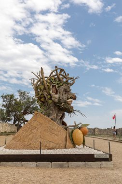 Les Baux, Fransa - 26 Haziran 2017: Kış başlıklı sanat, dört üç boyutlu yorumlarını Philip Haas tarafından oluşturulan ve İtalyan Rönesans ressamı Giuseppe Arcimbaldo aynı başlıklar içeren bir dizi Resim Sergisi ile ilham mevsim olduğunu. Her deniz
