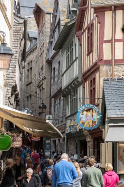 Le Mont-Saint-Michel, Fransa - 13 Eylül 2018: Mont Saint Michele 'in ana caddesindeki Grand Rue' de bir turist kalabalığı. Normandiya, Fransa