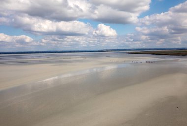 Fransa, Normandiya 'da Mont Saint Michel' in önündeki körfezde gelgit var..