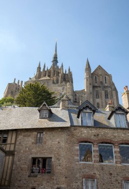  Fransa 'nın ünlü Mont Saint Michel adasındaki eski şehrin eski binaları.