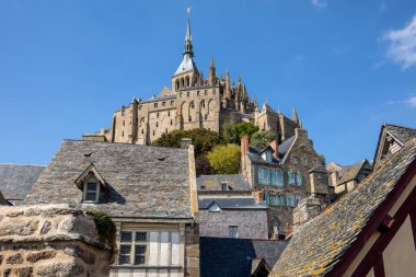 Fransa 'nın ünlü Mont Saint Michel adasındaki eski şehrin eski binaları.