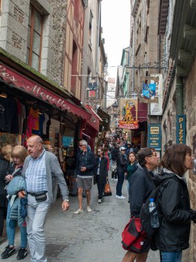 Le Mont-Saint-Michel, Fransa - 13 Eylül 2018: Mont Saint Michele 'in ana caddesindeki Grand Rue' de bir turist kalabalığı. Normandiya, Fransa