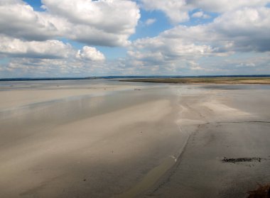 Fransa, Normandiya 'da Mont Saint Michel' in önündeki körfezde gelgit var..