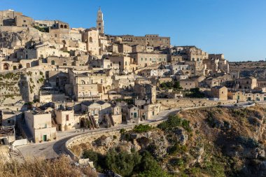 Matera, İtalya - 14 Eylül 2019: Sassi di Matera 'da Cobblestone Caddesi Matera şehrinin tarihi bir bölgesi. Basilicata. İtalya.