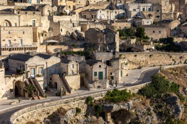 Matera, İtalya - 14 Eylül 2019: Sassi di Matera 'da Cobblestone Caddesi Matera şehrinin tarihi bir bölgesi. Basilicata. İtalya.