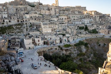 Matera, İtalya - 14 Eylül 2019: Sassi di Matera 'da Cobblestone Caddesi Matera şehrinin tarihi bir bölgesi. Basilicata. İtalya.