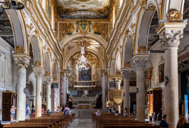 Matera, İtalya - 15 Eylül 2019: Matera Katedrali, Basilicata, İtalya 'nın iç kısımlarında resimler ve dekorasyonlar