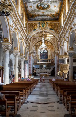 Matera, İtalya - 15 Eylül 2019: Matera Katedrali, Basilicata, İtalya 'nın iç kısımlarında resimler ve dekorasyonlar