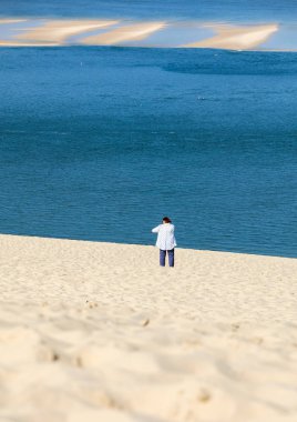 Pilat Kumulu, Fransa - 10 Eylül 2018: Pilat Kumulundaki Adam, Avrupa 'nın en uzun kum tepesi. La Teste-de-Buch, Arcachon Körfezi, Aquitaine, Fransa 