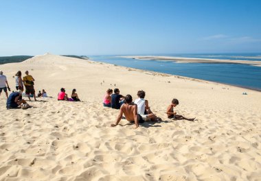 Pilat Kumulu, Fransa - 10 Eylül 2018: Avrupa 'nın en uzun kum tepesi olan Pilat Kumulundaki İnsanlar. La Teste-de-Buch, Arcachon Körfezi, Aquitaine, Fransa 