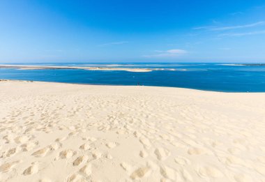 Avrupa 'nın en uzun kum tepeciği olan Pilat Kumulundan bir görüntü. La Teste-de-Buch, Arcachon Körfezi, Aquitaine, Fransa 