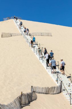 Dune Pilat, Fransa - Eylül 10,2018: Dune du Pilat, Aquitaine, Fransa Avrupa tırmanma insanlar 
