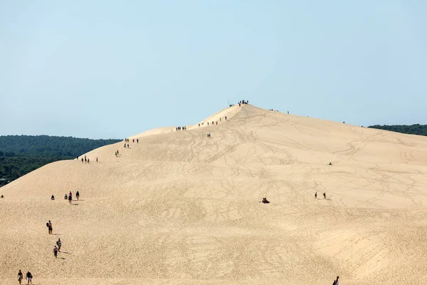 皮拉特沙丘 2018年9月10日 皮拉特沙丘上的人们 欧洲最高的沙丘 法国阿基坦Arcachon湾La Teste Buch — 图库照片
