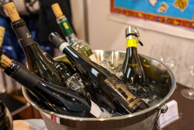 Cracow, Polonya - 20 Kasım 2019: Uluslararası Şarap Fuarı Enoexpo, Krakow. Dünyanın dört bir yanından şarap üreticileri ithalat dağıtımcıları ve temsilcileriyle tanışıyor. Krakov. Polonya