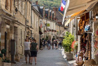 Rocamadour, Fransa - 3 Eylül 2018: Rocamadour 'un ortaçağ merkezinde yürüyen turistler. Fransa