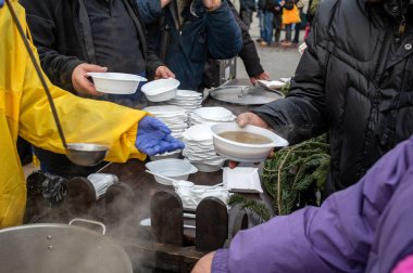 Yoksul ve evsizler için sıcak yemek