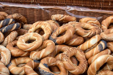 Tuz, haşhaş ve susam ile geleneksel Krakow prezels