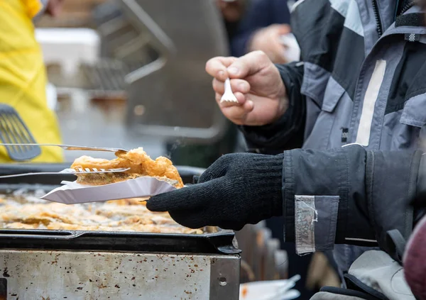 貧しい人々とホームレスのための暖かい食べ物 — ストック写真