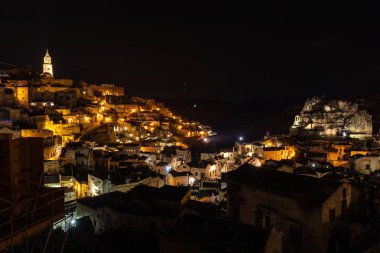 Matera 'lı Sassi' nin gece manzarası. Eski mağara evleri ile tanınır. Basilicata. İtalya