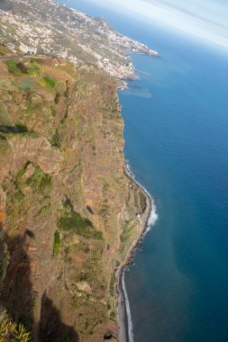Portekiz, Madeira Adası 'ndaki Cabo Girao' dan Avrupa 'nın en yüksek uçurumuna bakın.