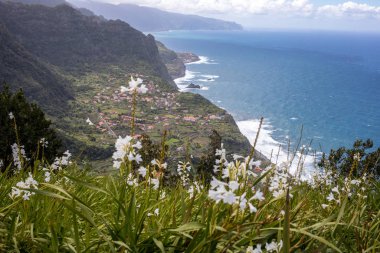 Kuzey kıyısındaki Arco De So Jorge Madeira, Miradouro Beira da Quinta, Madeira, Portekiz 'den görüldü.