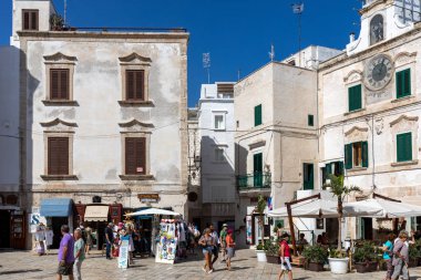 Polignano a Mare, İtalya - 17 Eylül 2019: Vittorio Emanuele II Meydanı, Polignano a Mare. Apulia. İtalya