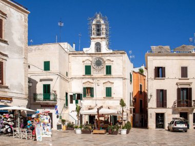 Polignano a Mare, İtalya - 17 Eylül 2019: Vittorio Emanuele II Meydanı, Polignano a Mare. Apulia. İtalya