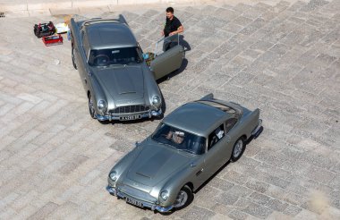 Matera, İtalya - 15 Eylül 2019: Bond 25, Aston Martin DB5 arabaları Sassi, Matera, İtalya 'da 
