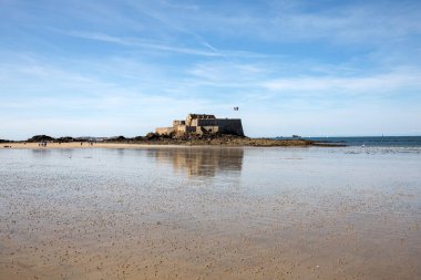  Saint Malo Brittany, Fransa 'daki Fort National ve plaj manzarası