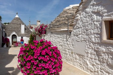 İtalya, Alberobello 'daki Trulli köyü. Yapım tarzı İtalya 'nın Apulia bölgesindeki Murge bölgesine özgüdür (İtalyan Puglia bölgesinde). Kireç taşı ve temel taştan yapılmış..
