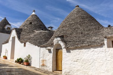 Alberobello, İtalya - 16 Eylül 2019: Trulli köyü Alberobello, İtalya. Yapım tarzı İtalya 'nın Apulia bölgesindeki Murge bölgesine özgüdür (İtalyan Puglia bölgesinde). Kireç taşı ve temel taştan yapılmış..
