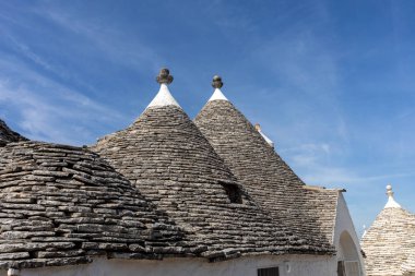 İtalya, Alberobello 'daki Trulli Evi' nin taş çatısı. Yapım tarzı İtalya 'nın Apulia bölgesindeki Murge bölgesine özgüdür (İtalyan Puglia bölgesinde). Kireç taşı ve temel taştan yapılmış..