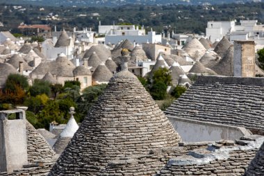Alberobello, İtalya 'daki Trulli Evlerinin taş çatıları. 