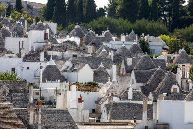 Trulli köyündeki geleneksel beyaz evler. Alberobello, İtalya. Yapım tarzı İtalya 'nın Apulia bölgesindeki Murge bölgesine özgüdür (İtalyan Puglia bölgesinde). Kireç taşı ve temel taştan yapılmış..