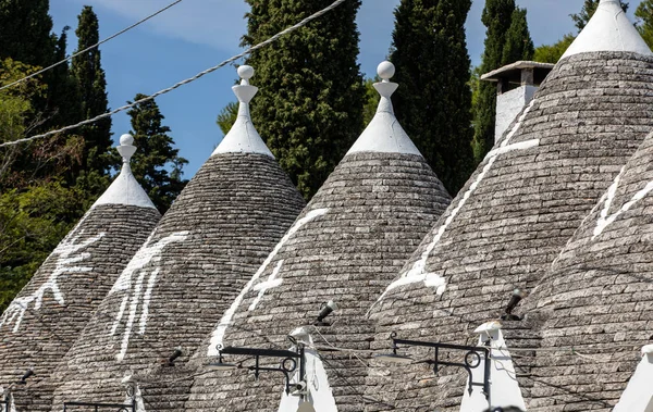 アルベロベッロのトゥルーリ家の石造りの屋根 建築様式は イタリアのプーリア地方 イタリア語 Apulia のMurge地域に特化している 石灰岩とキーストーンで作られた — ストック写真
