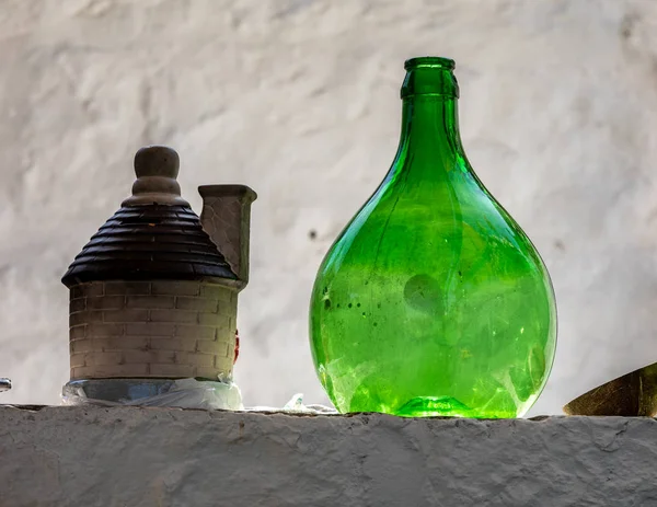 Alberobello Ιταλία Septembet 2019 Μπουκάλι Κρασιού Demijohn Καφετέρια Στο Χωριό — Φωτογραφία Αρχείου