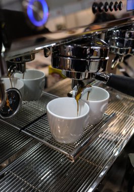 Cracow, Polonya - 20 Kasım 2019: Barista Gastrofood 'daki kahve makinesinde kahve yapıyor - Krakow' da yiyecek ve içecek için ticaret fuarı. Polonya