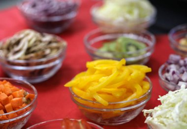 Sağlıklı bir diyete örnek olarak farklı çiğ sebze ve meyveler.