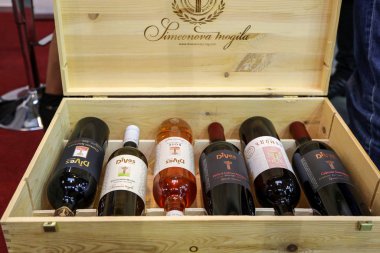 Cracow, Polonya - 20 Kasım 2019: Uluslararası Şarap Fuarı Enoexpo, Krakow. Dünyanın dört bir yanından şarap üreticileri ithalat dağıtımcıları ve temsilcileriyle tanışıyor. Krakov. Polonya